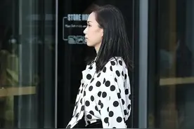 女生几乎人人都有的波点衣服，点大点小很有奥妙图片