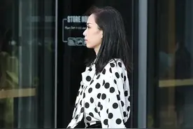 女生几乎人人都有的波点衣服，点大点小很有奥妙图片
