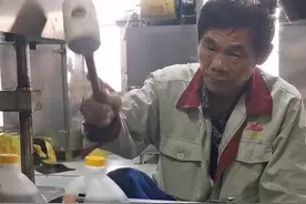 江苏一大爷酒厂拿锤悠哉砸瓶盖，解压不累一个月赚5000，网友慕了图片