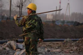 郑州老太流落工地，儿子寻母25天：感谢好心民工轮流管她一顿饭图片