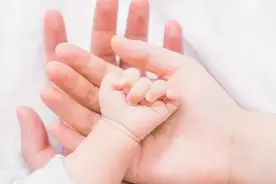 宝宝拇指内扣，大脑会很笨？超过这个月龄没好转，就该及时就医图片