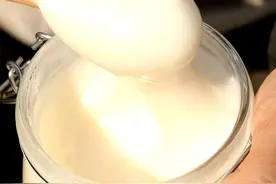 怎样区分白糖蜂蜜和纯蜂蜜？像猪油一样的蜂蜜是真的吗？图片