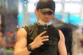 47岁苏有朋晒健身照，手臂肌肉炸裂！健身的男人都是“狠角色”图片
