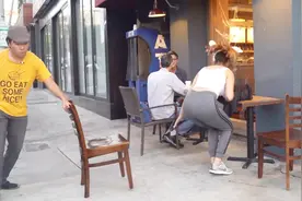 拉椅子恶作剧，国外搞笑街拍，跑的挺快都追不上视频封面