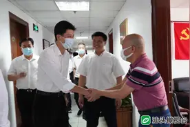 温湛滨走访慰问市人大、市政协机关干部图片