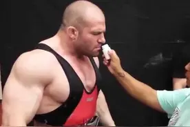 为了提升运动表现，他们用了嗅盐后力量增加，闻一下就能提神醒脑图片