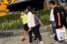 邓超真孝顺罕见牵老母亲游环球影城，穿T恤短裤，小腿肌肉好发达图片