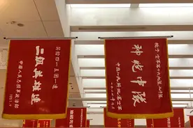 七十周年阅兵旗帜和服装图片
