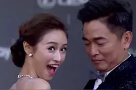 吴宗宪携女十指紧扣走红毯，不顾"界限"帮整理领口，父爱已变质图片