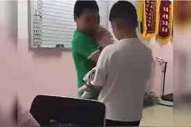 俩小哥哥交流“带娃心得”，抱娃姿势娴熟，网友：秒杀众多奶爸图片