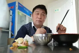 一个人喝酒图片