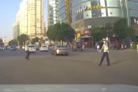 天津一小车被交警拦停，得知是让救护车，交警一个敬礼让车主感动图片