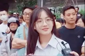 “高考最美送花女孩”火了，某音被扒出，粉丝3天涨到122万图片