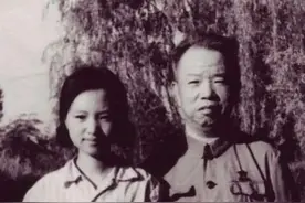 王树声爱上杨炬，找了三个媒人被两位老总催婚，送她唯一一首诗图片