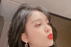 吴宣仪化身性感小野猫 穿黑吊带裙对镜自拍 眼神魅惑勾人图片