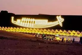 趁着月色，胡夫的太阳船启航了图片