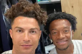 C罗晒自拍照亮出全新造型！爆炸头+卷发抢镜，球迷：嫌自己太帅？图片