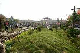 陕西斥资5亿建造的文旅小镇，却因位置偏僻被嫌弃，如今游客稀少图片