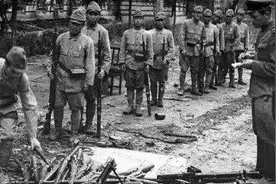 二战数百万日军投降，武器咋处理？美国扔大海，蒋介石提了个要求图片
