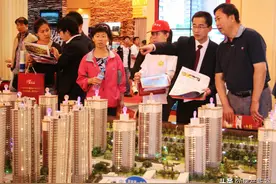 一楼带院子，顶楼带阁楼，两者应该选哪一个？一位内行人给出答案图片