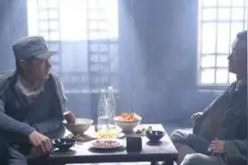 新老亮剑对比，单单一个炕上喝酒，新版差的没边！看桌子上是啥图片