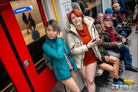 中国游客在荷兰坐地铁，一进车厢就尴尬了，荷兰人：少见多怪图片