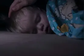 孩子睡觉时突然大哭，怎么回事？怎么做很关键，这些情况要去医院图片