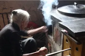 山西102岁老人把7旬儿子当小孩，疼爱有加，天天给他做饭干家务图片