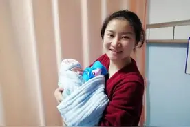 谁抱像谁？新生儿出产房后谁来抱确实有深意，四类人请自觉后退图片