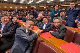 多亏他！成就4500亿义乌小商品市场，盘活地摊经济成中国制造名片图片