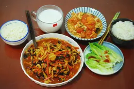 晒晒我家和婆婆家的晚餐，网友留言：一个天上一个地下，差太多了图片