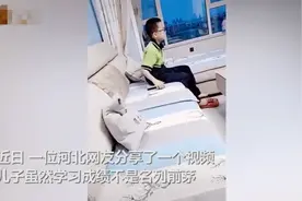 小学生"穿错"同桌破校服，竟是体谅同桌没有妈妈，让妈妈帮忙缝补图片