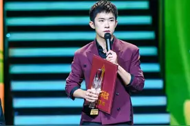 易烊千玺：很幸运遇到小北这个角色图片