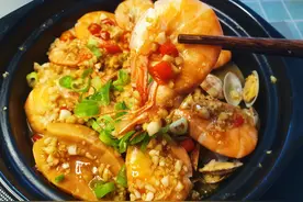 用冰箱里的虾、鱿鱼做个超级简单的蒜蓉海鲜煲，汤鲜味美超好吃图片