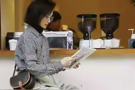 女人50岁以后，夏天少穿运动鞋，学三木妈妈这样穿，减龄显气质图片