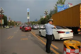 司机必看！上了“潮汐车道”怎么走？内江交警现场解疑——图片