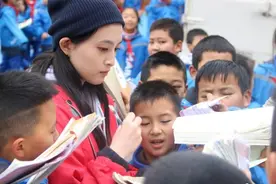 17岁解丰鸣近照，五官神似富豪爸爸解直锟，接母亲衣钵低调入行图片