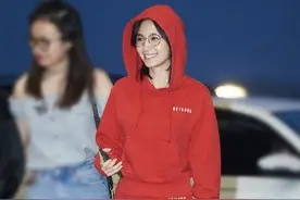 王子文才是运动装穿搭高手，撩起一边裤脚显腿长，轻松显高显瘦图片