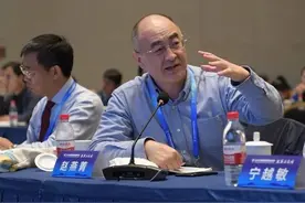 孩子出生率下降，教授提议不生孩子下调养老金，网友反嘲：你先生图片