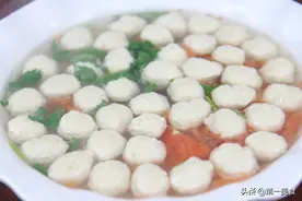 厨师长做的生汆丸子，劲道嫩弹入水即漂，丸子色白软嫩，清淡爽口图片