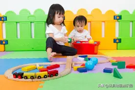 疫情期间小孩在家无聊怎么办？当然是和小朋友们玩玩具、做游戏啦图片
