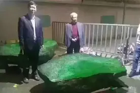 轰动赌石界！3吨翡翠原石切开后，竟是满绿，价值连城！图片