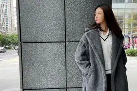 林心如私服从不失手，马甲配衬衣学院风十足，搭毛大衣温柔大方图片