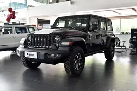 突出空间表现 实拍牧马人图片