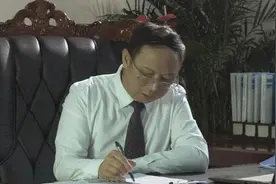 此人国内捞金300亿，入籍美国不愿回国，妻子儿女也成为美国人图片