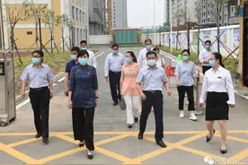 正阳县：“六一”来临 刘艳丽为小朋友送礼物啦图片