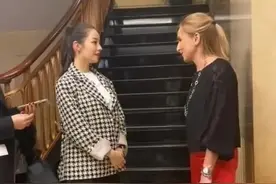 吉娜终于"没腰"了！新照穿千鸟格外套孕肚明显气色好，美腿抢眼图片