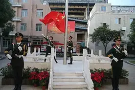 红旗展壮志，歌声显忠心！武警上海总队执勤第一支队举行庆国庆升旗仪式图片
