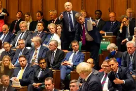 英国日增3.7万，美国17万：我们认为他们疯了，他们认为我们疯了图片
