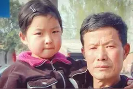 河南老人捡到弃婴倾家荡产养育17年，如今妻离子散他后悔了吗？图片